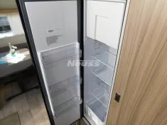 Bild 15 Bürstner Averso Plus 510 TK 2000kg, Fenster Bad, Glattble