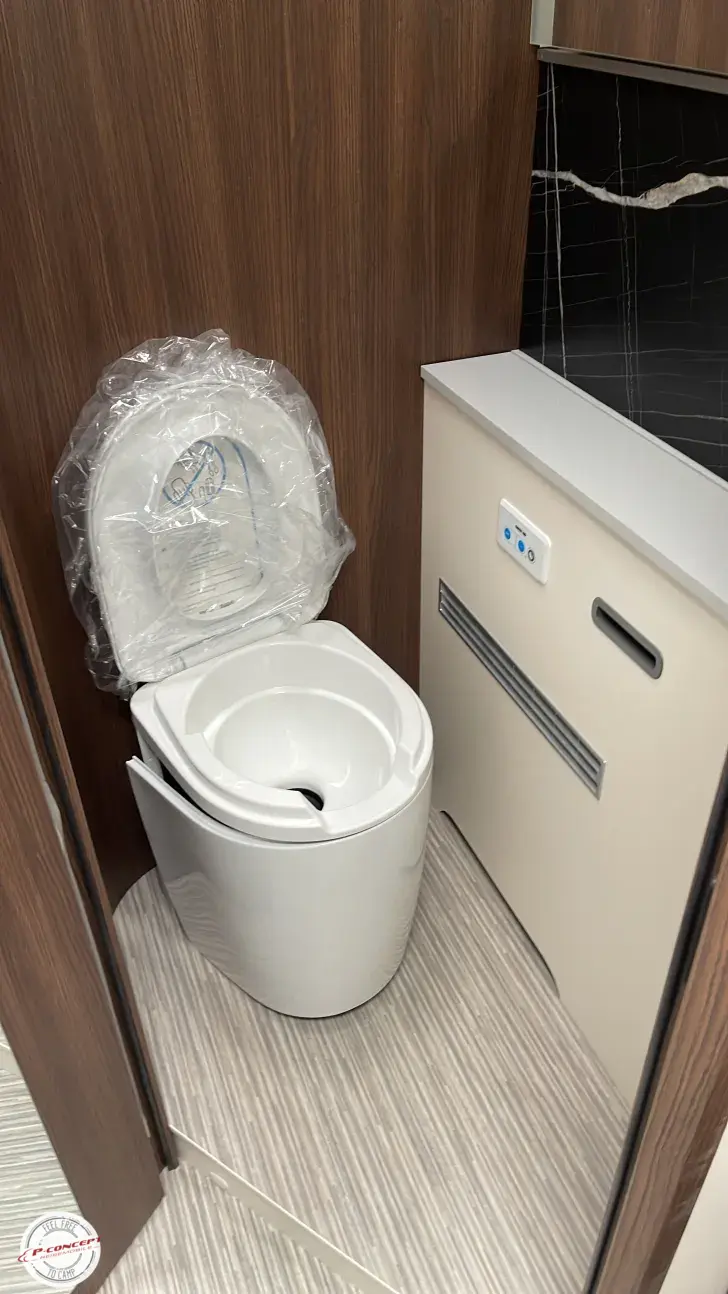 Toilette Bürstner Elegance I 910 G Listenpreis 221.148€