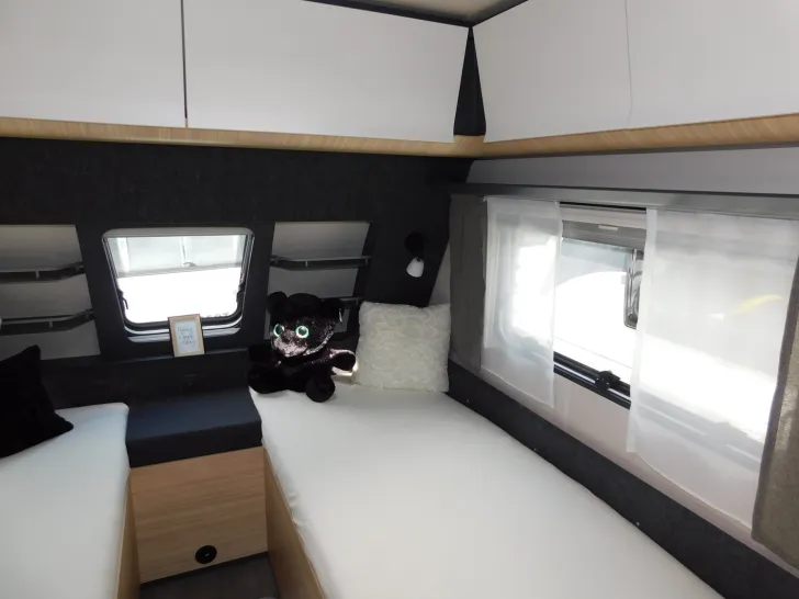 Fahrzeugbild Hobby Maxia 495 UL 1800kg, Bettverbreiterung + Polster #14