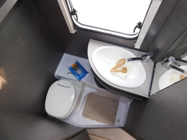 Fahrzeugbild Dethleffs c-joy 480 QLK Bugfenster + Toilettenfenster #17