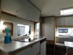 Bild 9 Dethleffs Aero 410 QS Duschpaket, Stauklappe links, 1700Kg