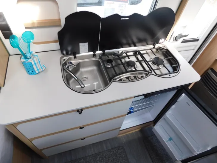 Fahrzeugbild Dethleffs Aero 410 QS Duschpaket, Stauklappe links, 1700Kg #11