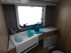 Bild 15 Dethleffs Aero 410 QS Duschpaket, Stauklappe links, 1700Kg