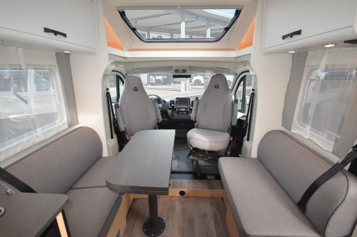 Fahrzeugbild Sunlight T 68C #6