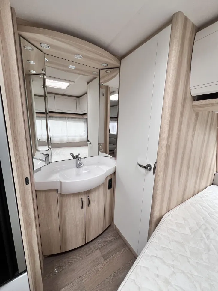 Fahrzeugbild Hobby De Luxe 460 UFe #7