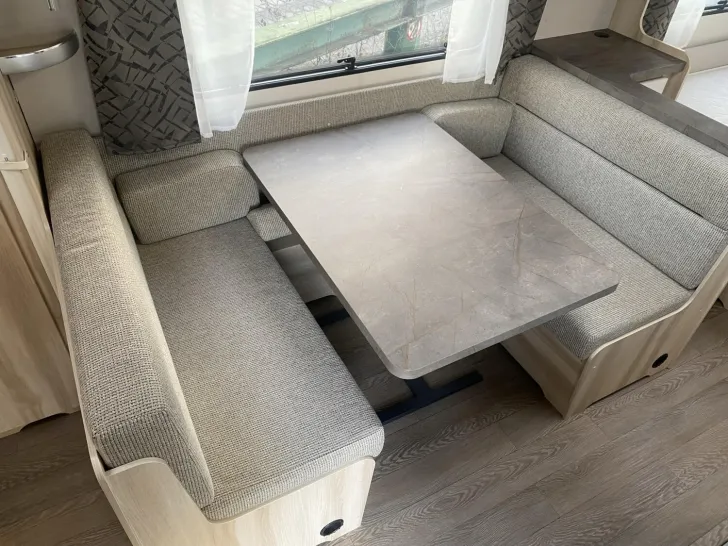Fahrzeugbild Hobby De Luxe 560 KMFe - sehr gepflegt/ Vorzelt #4