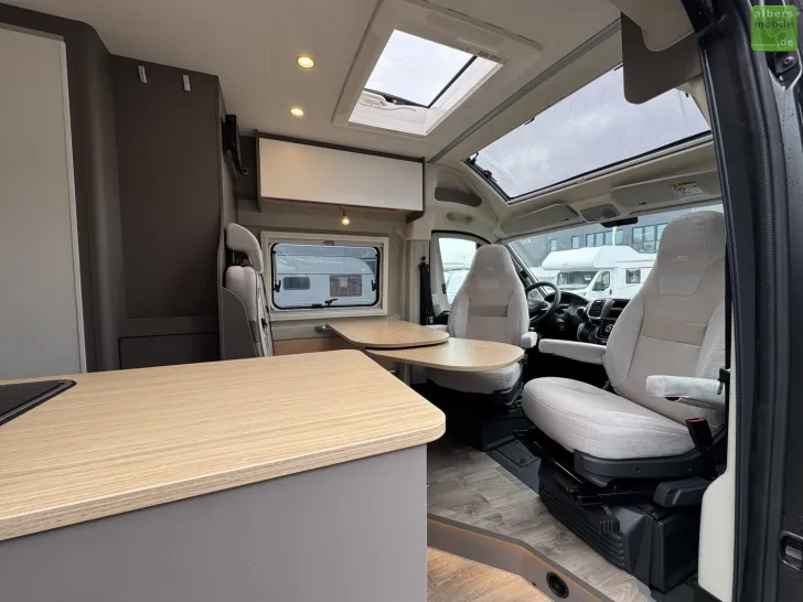 Fahrzeugbild LMC Innovan 640 Einzelbetten Schwarz Markise #9