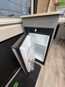 Fahrzeugbild LMC Innovan 640 Einzelbetten Schwarz Markise #15