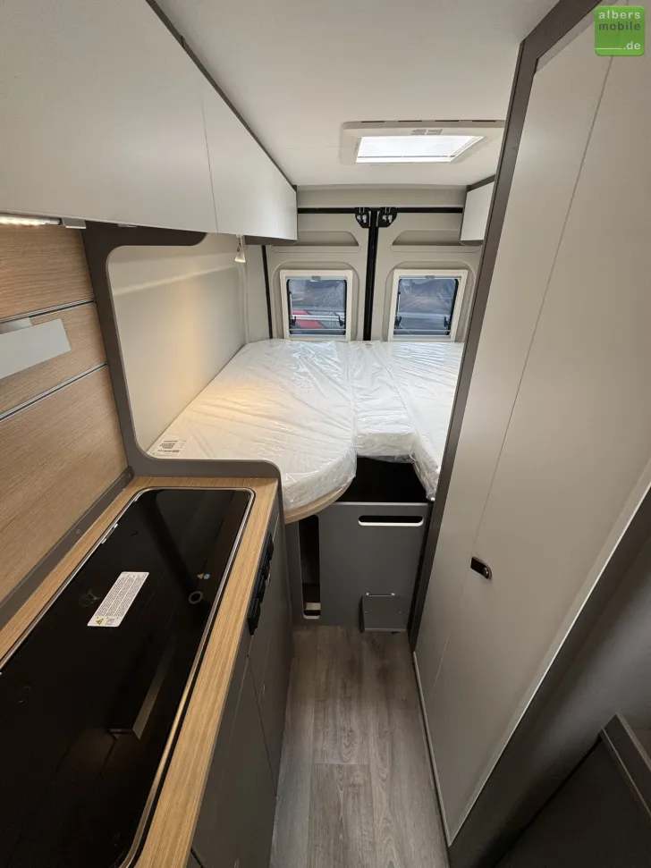 Fahrzeugbild LMC Innovan 640 Einzelbetten Schwarz Markise #19