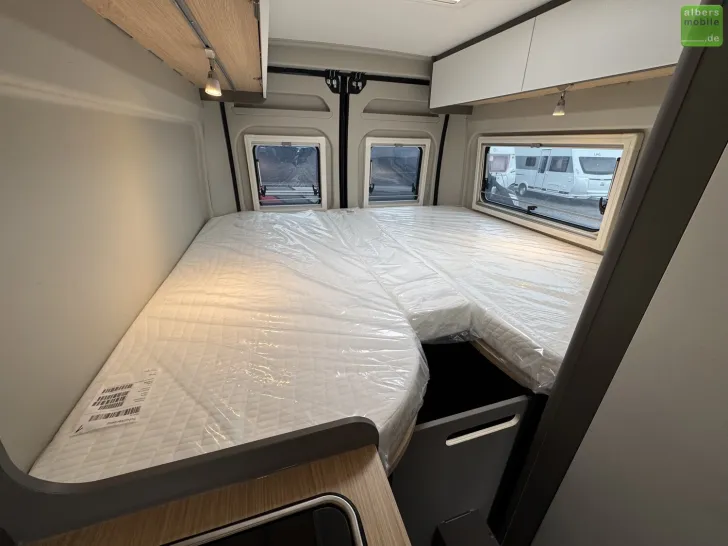 Fahrzeugbild LMC Innovan 640 Einzelbetten Schwarz Markise #21