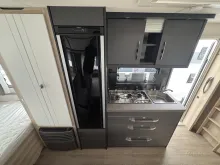 Fahrzeugbild Hobby De Luxe 490 KMF Autark, Garage, 1800 kg #9