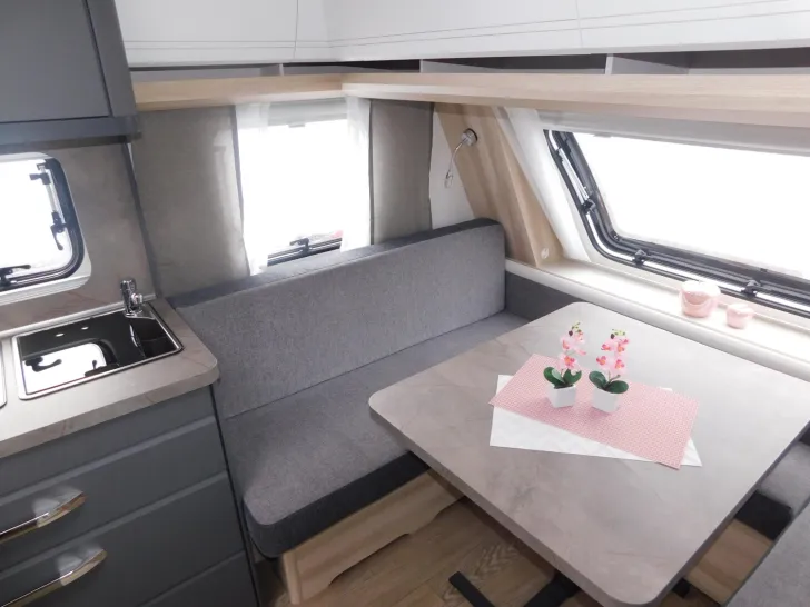 Fahrzeugbild Hobby De Luxe 495 WFB Combi6E, TV-Halter, 1800Kg #8