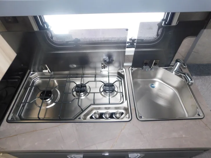 Fahrzeugbild Hobby De Luxe 495 WFB Combi6E, TV-Halter, 1800Kg #10