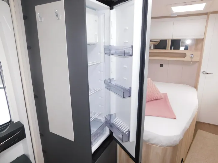 Fahrzeugbild Hobby De Luxe 495 WFB Combi6E, TV-Halter, 1800Kg #13