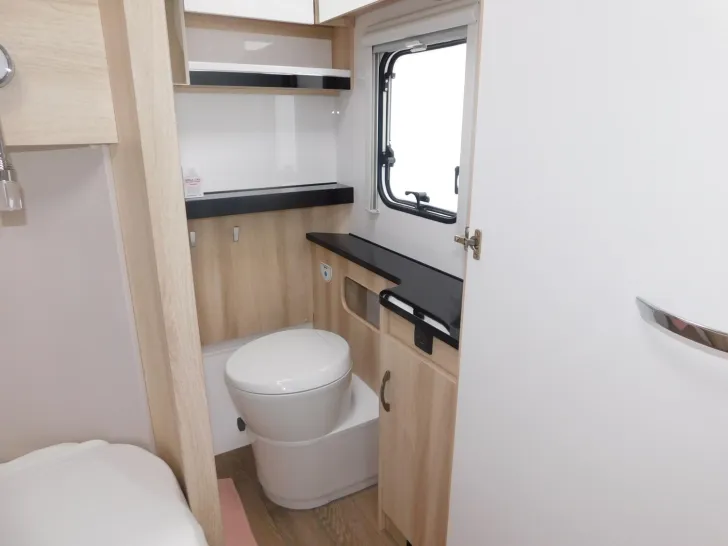 Fahrzeugbild Hobby De Luxe 495 WFB Combi6E, TV-Halter, 1800Kg #18