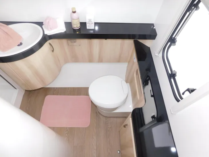 Fahrzeugbild Hobby De Luxe 495 WFB Combi6E, TV-Halter, 1800Kg #19