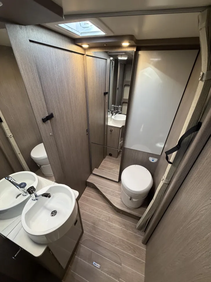 Fahrzeugbild Roller Team Zefiro Power Edition 266 P 180PS 4400kg TV WIFI #19