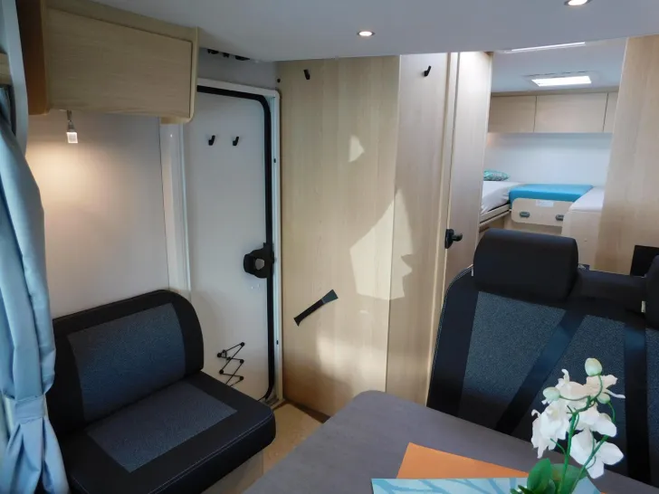 Fahrzeugbild Sunlight Sub TS 67 Markise, Radträger, Hubbett #9