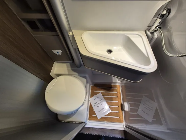 Fahrzeugbild Carado CV640 PRO+ Aufstelldach*Schwenkbad* #23