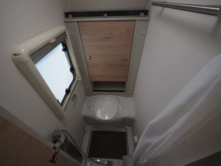 Fahrzeugbild Dethleffs Nomad 490 BLF, Rahmenfenster, Backofen, uvm #11