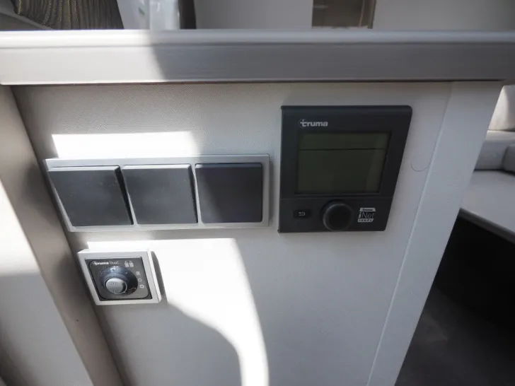 Fahrzeugbild Dethleffs Nomad 490 BLF, Rahmenfenster, Backofen, uvm #16