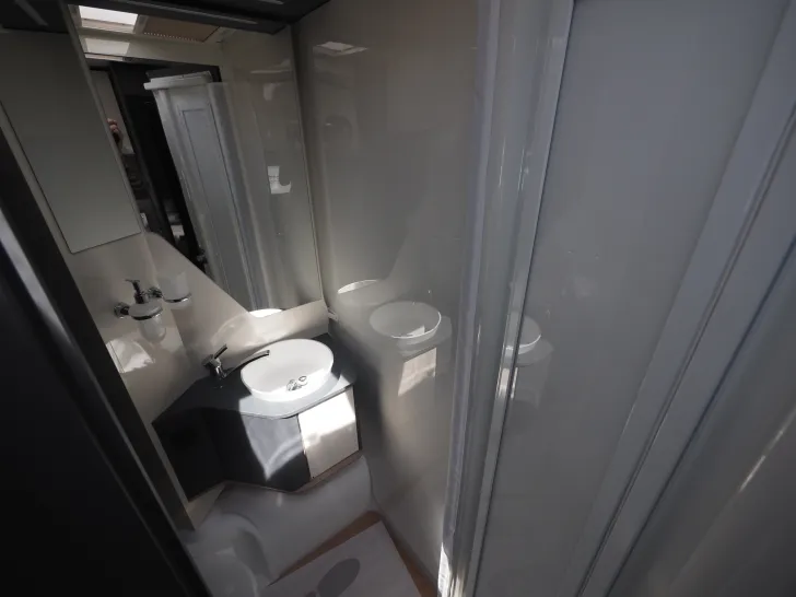 Fahrzeugbild Laika KOSMO H 1319, 180 PS Maxi Autom., Komfortp. #15