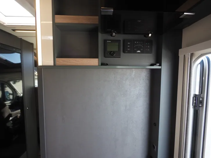 Fahrzeugbild Laika KOSMO L 105, Rundsitzgruppe/Hubbett, Autom. #10