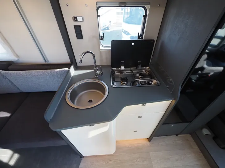 Fahrzeugbild Laika KOSMO L 105, Rundsitzgruppe/Hubbett, Autom. #15