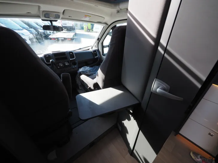 Fahrzeugbild Laika KOSMO L 105, Rundsitzgruppe/Hubbett, Autom. #18