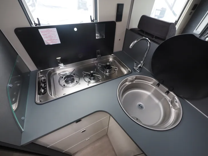 Fahrzeugbild Laika KOSMO L 319, Komfortpaket, Hubbett #8