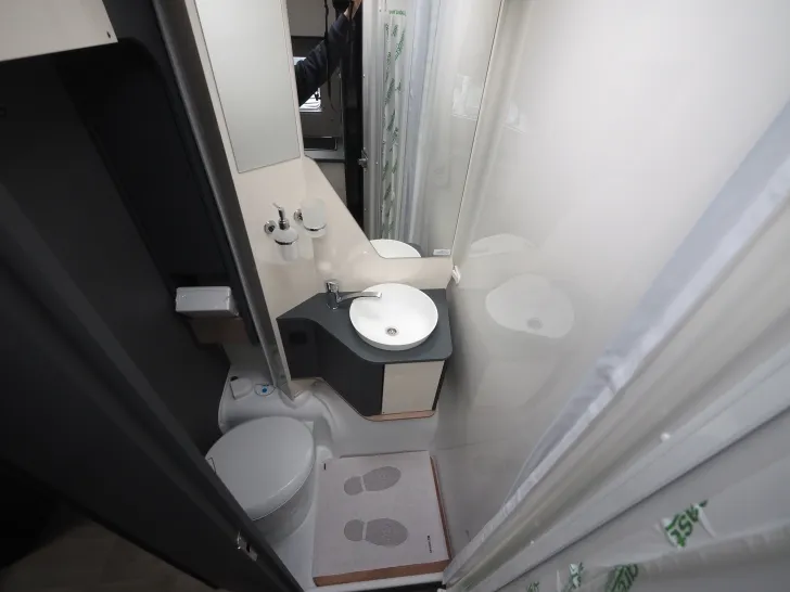 Fahrzeugbild Laika KOSMO L 319, Komfortpaket, Hubbett #10