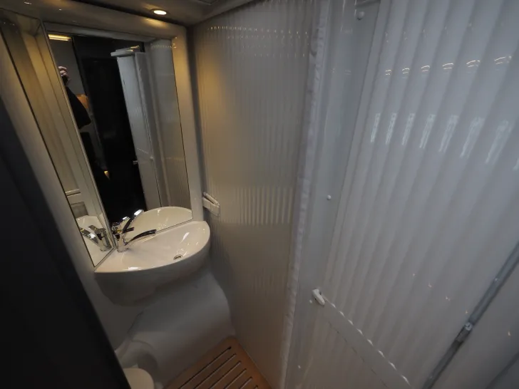 Fahrzeugbild Laika KOSMO L 319, Aut., Markise, Hubbett, Navi uvm. #17