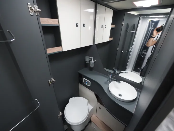 Fahrzeugbild Laika KOSMO L 409, Multimedia, Hubbett, Markise uvm #12