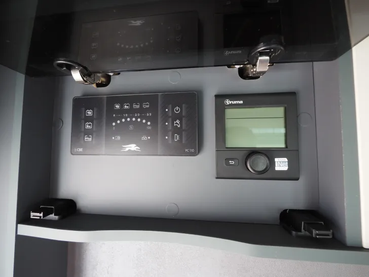 Fahrzeugbild Laika KOSMO L 409, Multimedia, Hubbett, Markise uvm #18