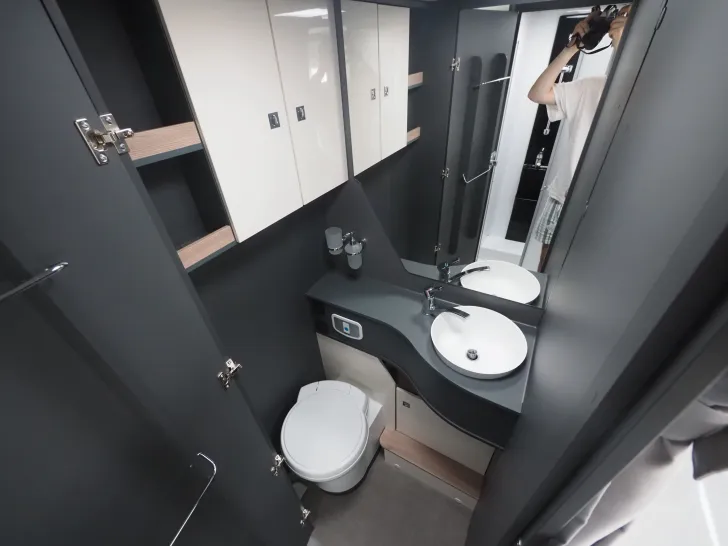 Fahrzeugbild Laika KOSMO L 409, Hubbett, Multimedia, uvm. #15