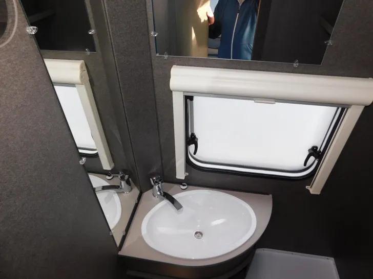 Fahrzeugbild Dethleffs c-joy 460 LE zus. Stauklappe, Toilettenfenster #16