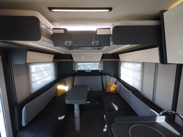 Fahrzeugbild Laika KOSMO L 105, Rundsitzgruppe/Hubbett, Autom. #7