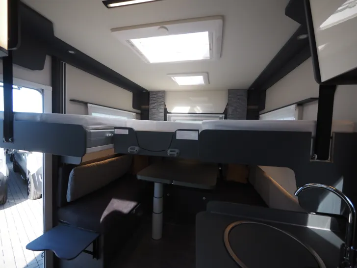 Fahrzeugbild Laika KOSMO L 105, Rundsitzgruppe/Hubbett, Autom. #12