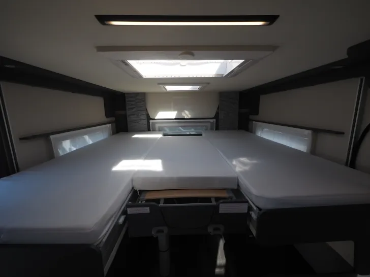 Fahrzeugbild Laika KOSMO L 105, Rundsitzgruppe/Hubbett, Autom. #13