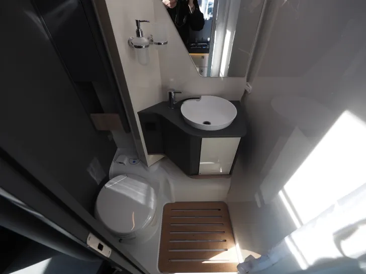 Fahrzeugbild Laika KOSMO L 105, Rundsitzgruppe/Hubbett, Autom. #18