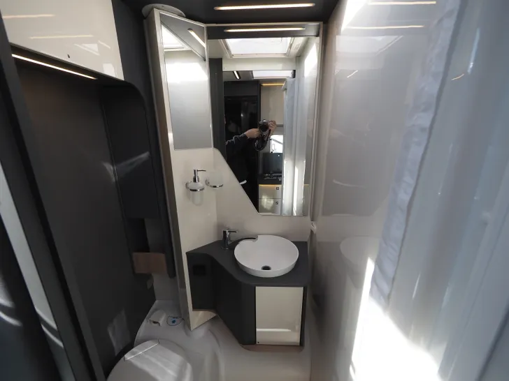 Fahrzeugbild Laika KOSMO L 105, Rundsitzgruppe/Hubbett, Autom. #19