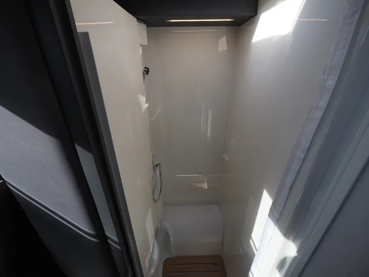 Fahrzeugbild Laika KOSMO L 105, Rundsitzgruppe/Hubbett, Autom. #20