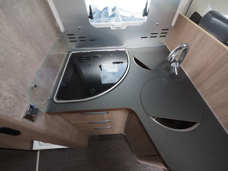 Fahrzeugbild Laika ECOVIP L 4009, 180 PS Maxi Auto., Hubbett #8