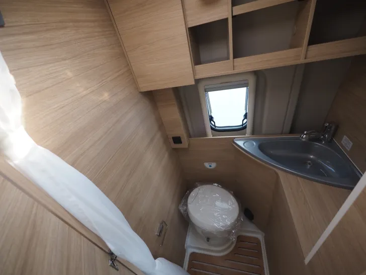 Fahrzeugbild Roadcar R 601, Doppel-Stockbett im Heck, Tageszul. #10