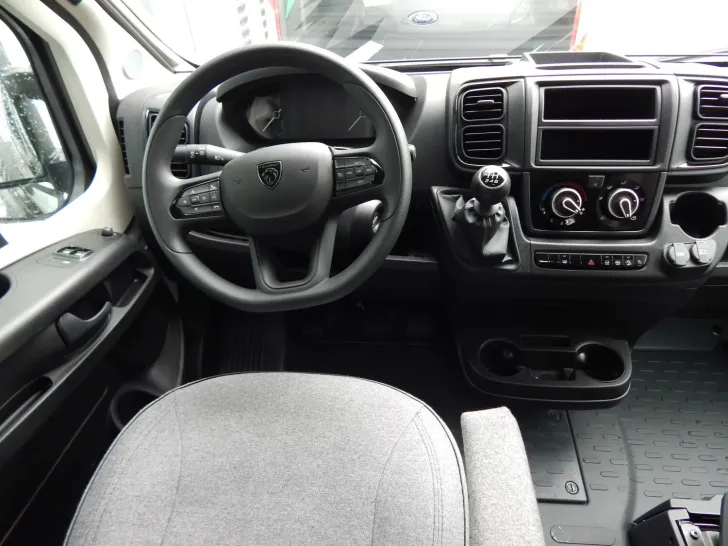 Fahrzeugbild Sunlight Cliff 640 Peugeot #8