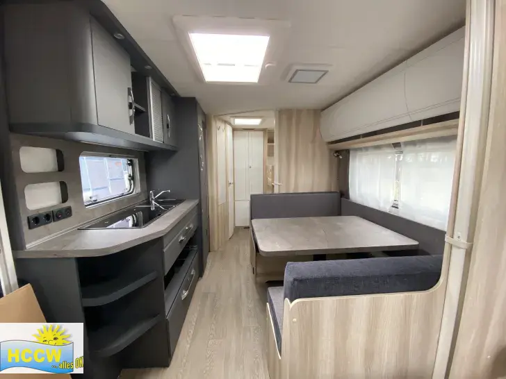 Sicht vorne-hinten Hobby De Luxe 545 KMF Auflastung inkl. Alufelgen