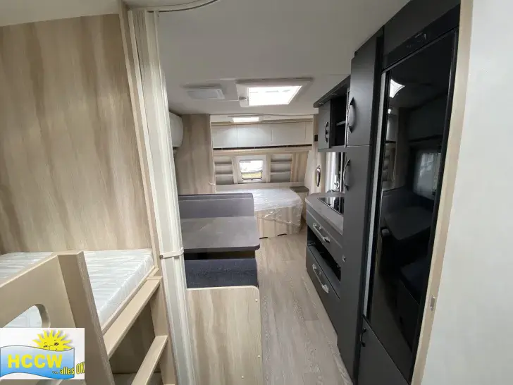 Sicht vorne-hinten Hobby De Luxe 545 KMF Auflastung inkl. Alufelgen