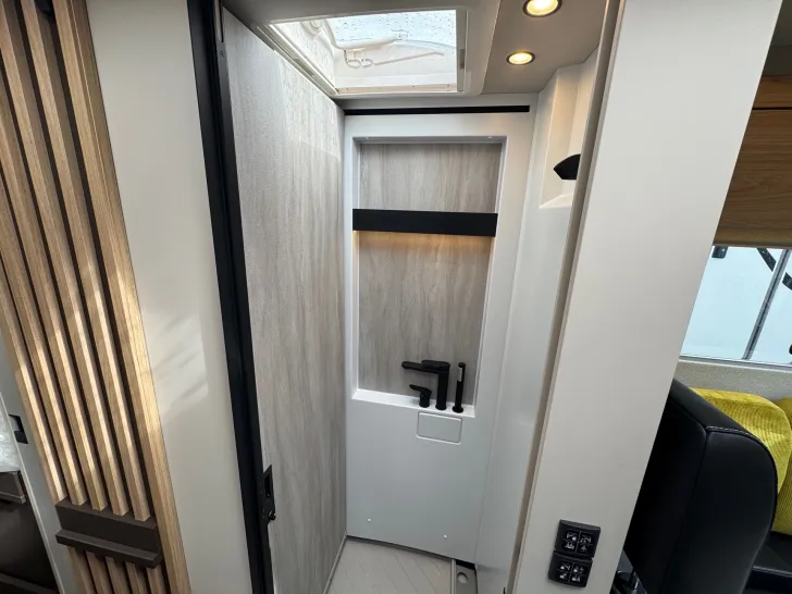 Fahrzeugbild Bürstner Signature SFT 7.0 Lithiumbatterie*3,65t*Markise #12