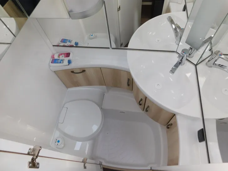 Fahrzeugbild Hobby De Luxe 490 KMF Verfügbar ab November 2026 #17