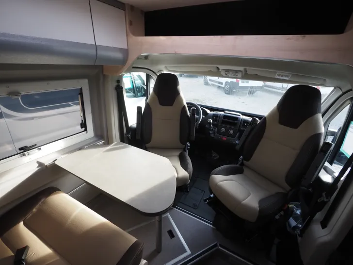 Fahrzeugbild Clever Celebration, Schwenkbad, D+E Heizung, 3. Bett #5